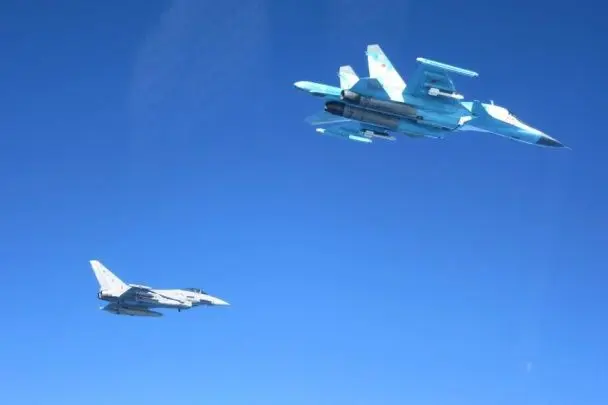 Інцидент у Балтійському морі: російські винищувачі порушили зону безпеки польського об’єкта