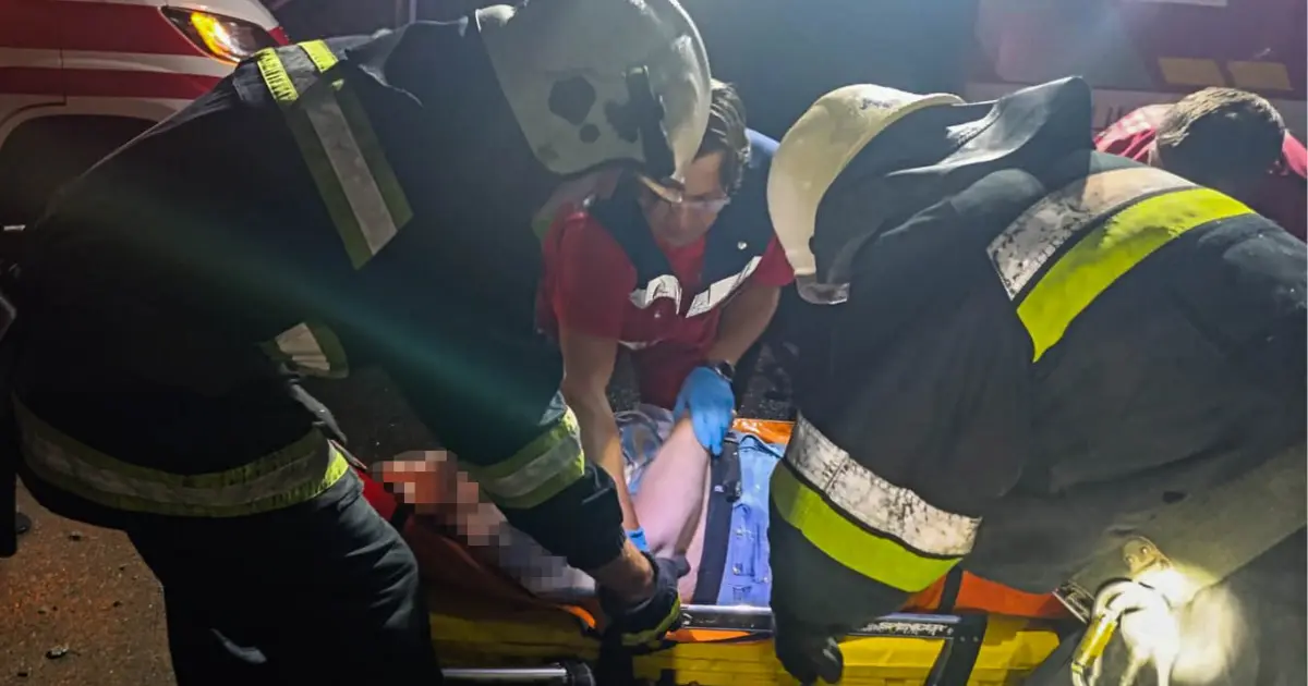 На Вінниччині рятувальники деблокували жінку з понівеченого авто після ДТП