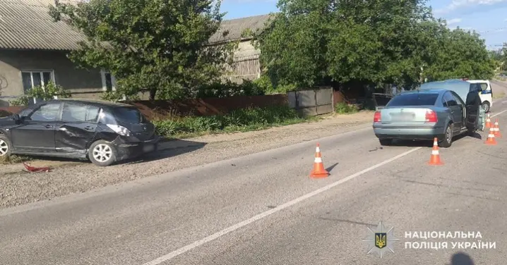 На Буковині зіткнулися «Nissan» та «Volkswagen». 23-річна пасажирка у лікарні