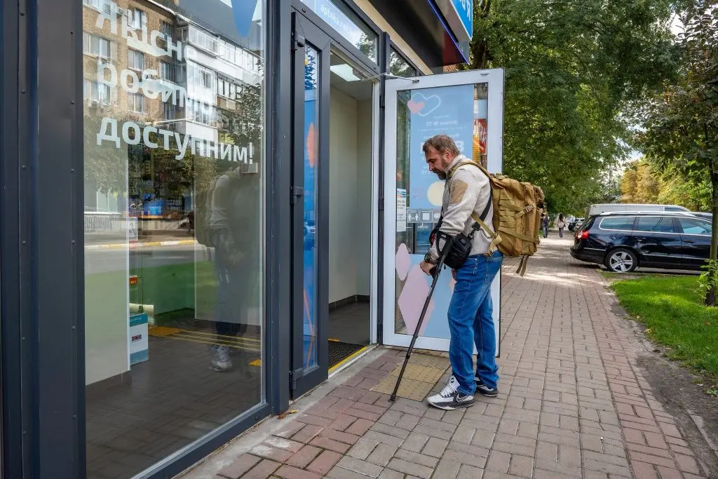 «Рух без бар’єрів»: у Бучі до створення безбар’єрного маршруту долучається місцевий бізнес
