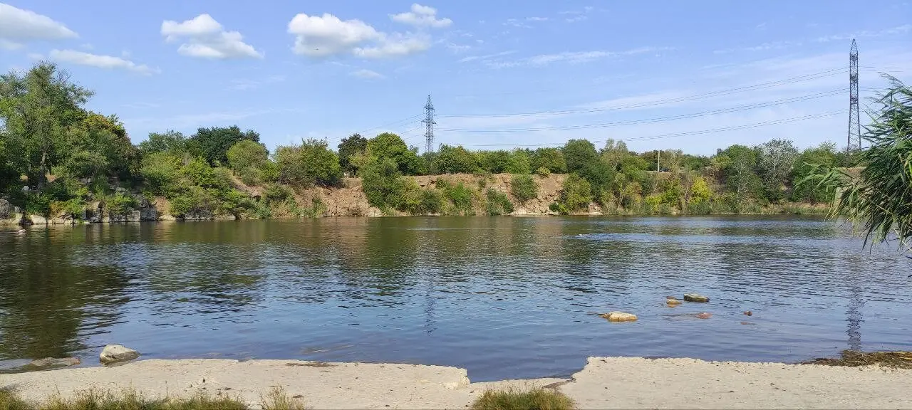 Червоний Камінь: Краса та Небезпека Кар'єру біля Дніпра