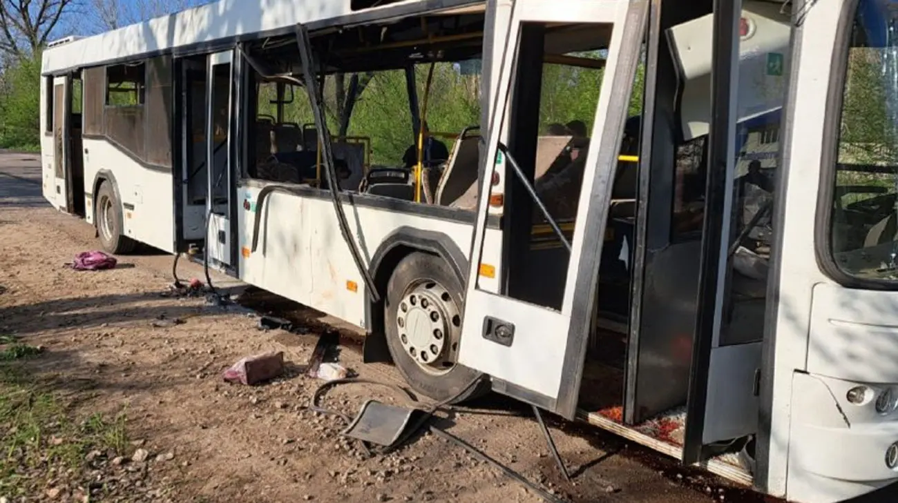 Дніпропетровщина: РФ вдарила дроном по автобусу на ходу, є загиблий