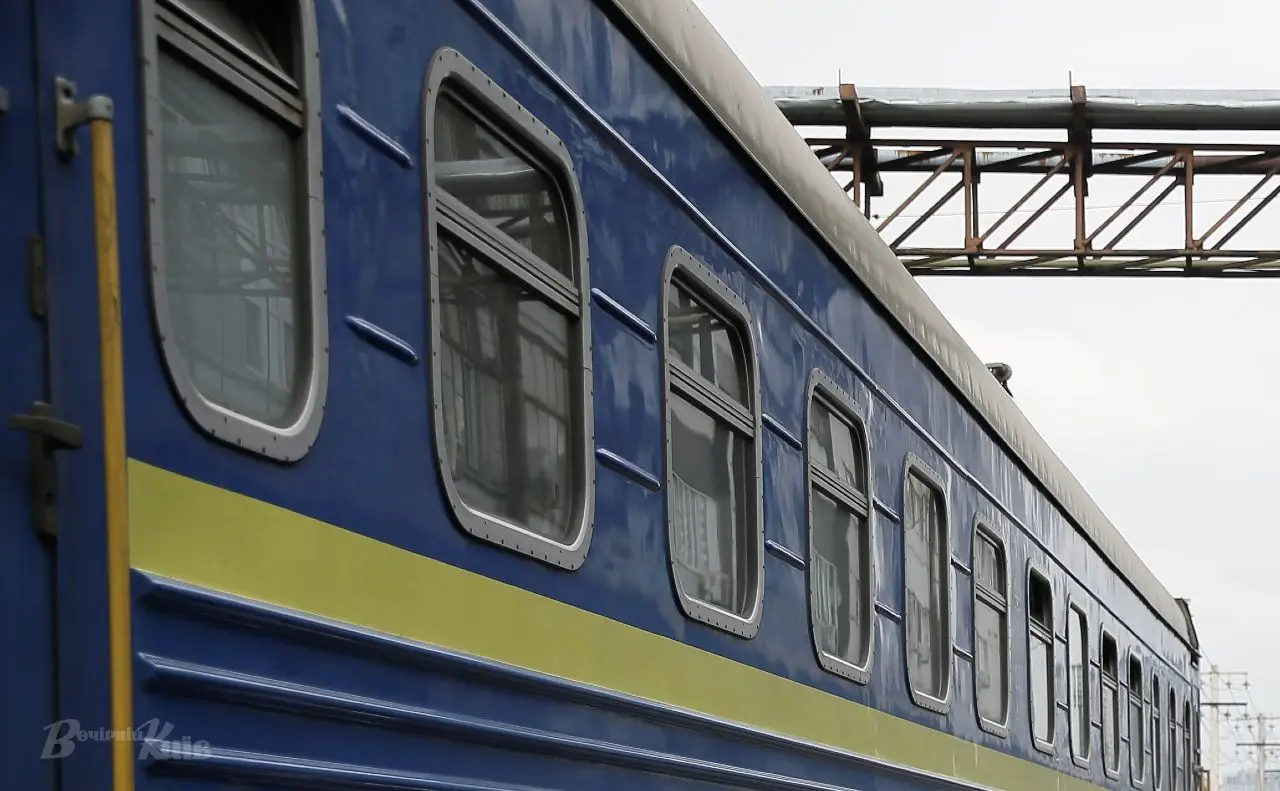 Через ворожий обстріл затримуються 20 потягів, поранені залізничники