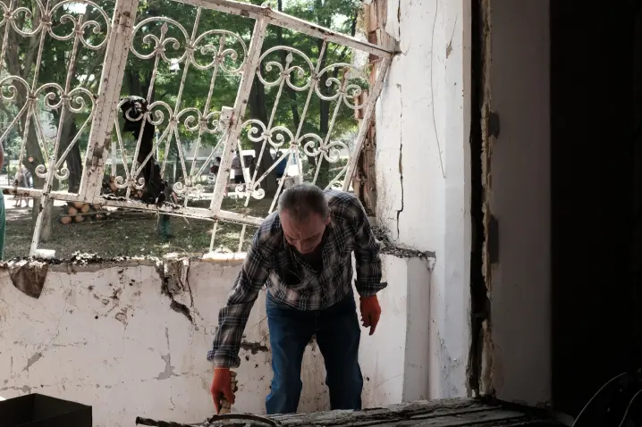 Десятки чернівчан прийшли допомогти мешканцям зруйнованої ракетним обстрілом багатоповерхівки