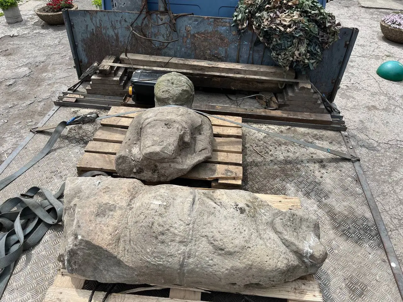 З прифронтових громад Дніпропетровщини евакуювали половецьких кам’яних баб