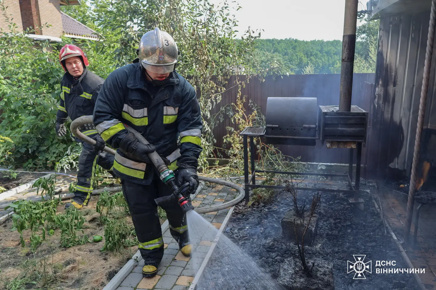 У Вінниці на Шепеля рятувальники гасили пожежу в будівлі через замикання