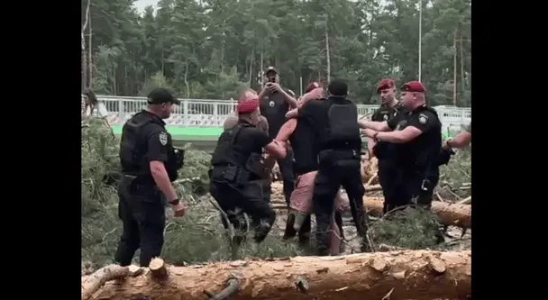На Київщині поліція жорстко затримала ветерана з протезом: що сталося (відео)