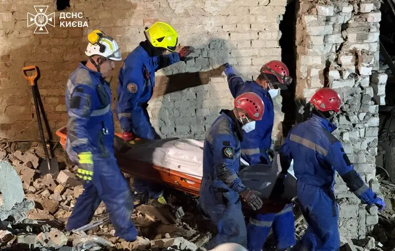 У Києві зросла кількість жертв масованого російського удару: рятувальники витягнули тіла ще трьох людей