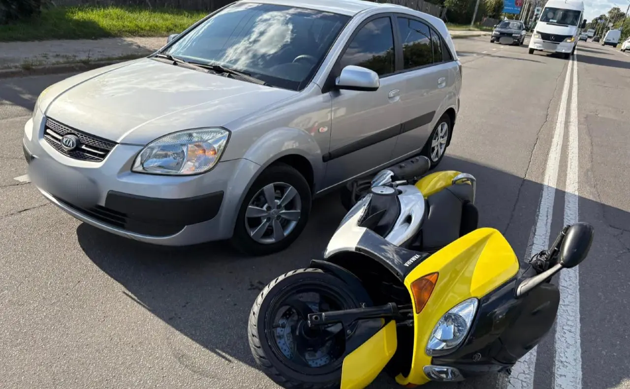 Наїхав на велосипедиста й зіштовхнувся з двома авто: у Боярці загинув водій моторолера
