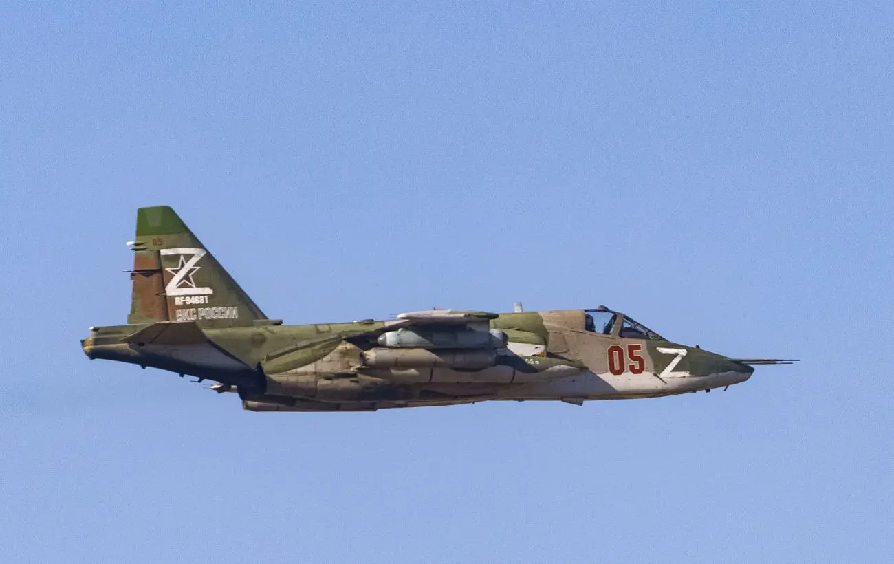 "Дружній вогонь"? У Донецькій області розбився російський Су-25 (відео)