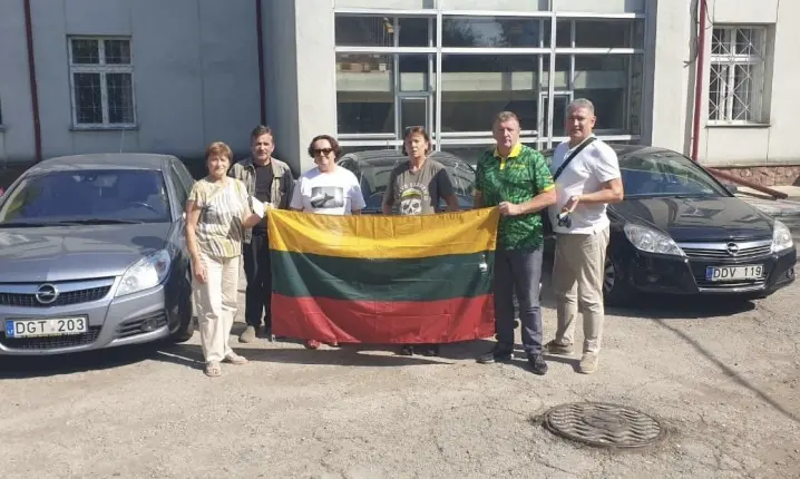 Новоселицька громада отримала чотири легковика від литовських партнерів
