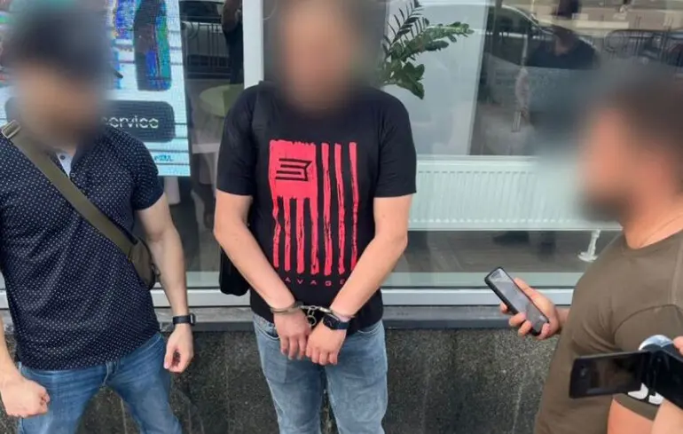 У Києві викрили чиновницю КМДА та керівника комунального ринку на хабарі 