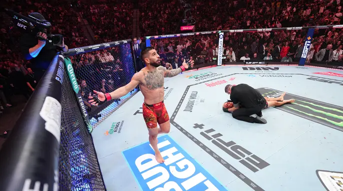Нова ера легкої ваги: Топурія став новим чемпіоном UFC, нокаутувавши Олівейру