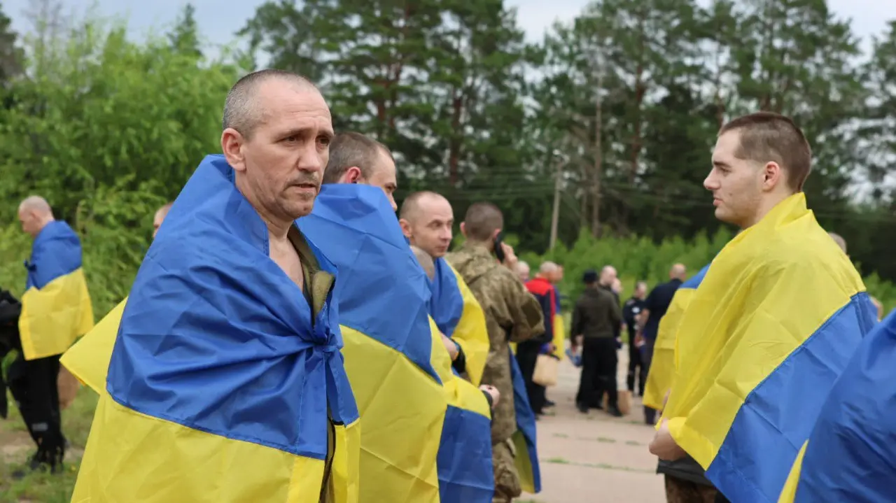 Троє мешканців Харківщини повернулися з полону РФ під час обміну (відео)