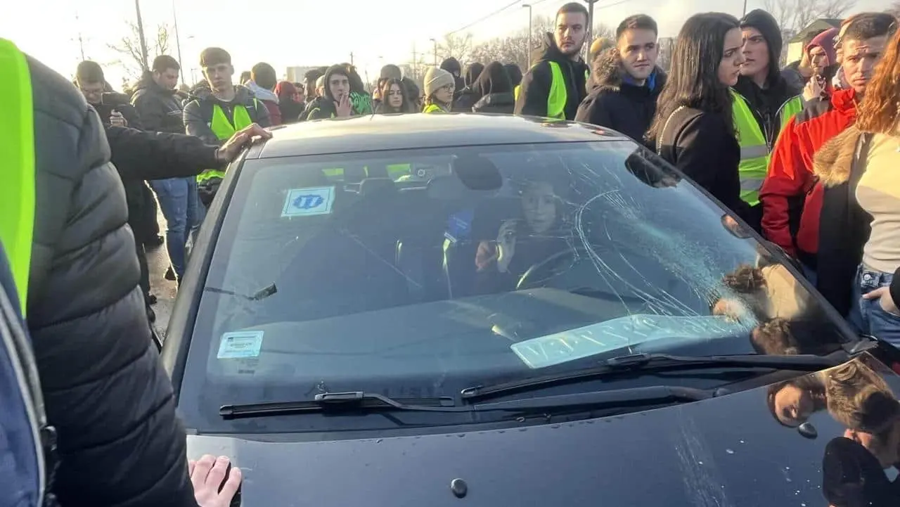Президент Сербії помилував жінку, яка наїхала на учасників антиурядового протесту