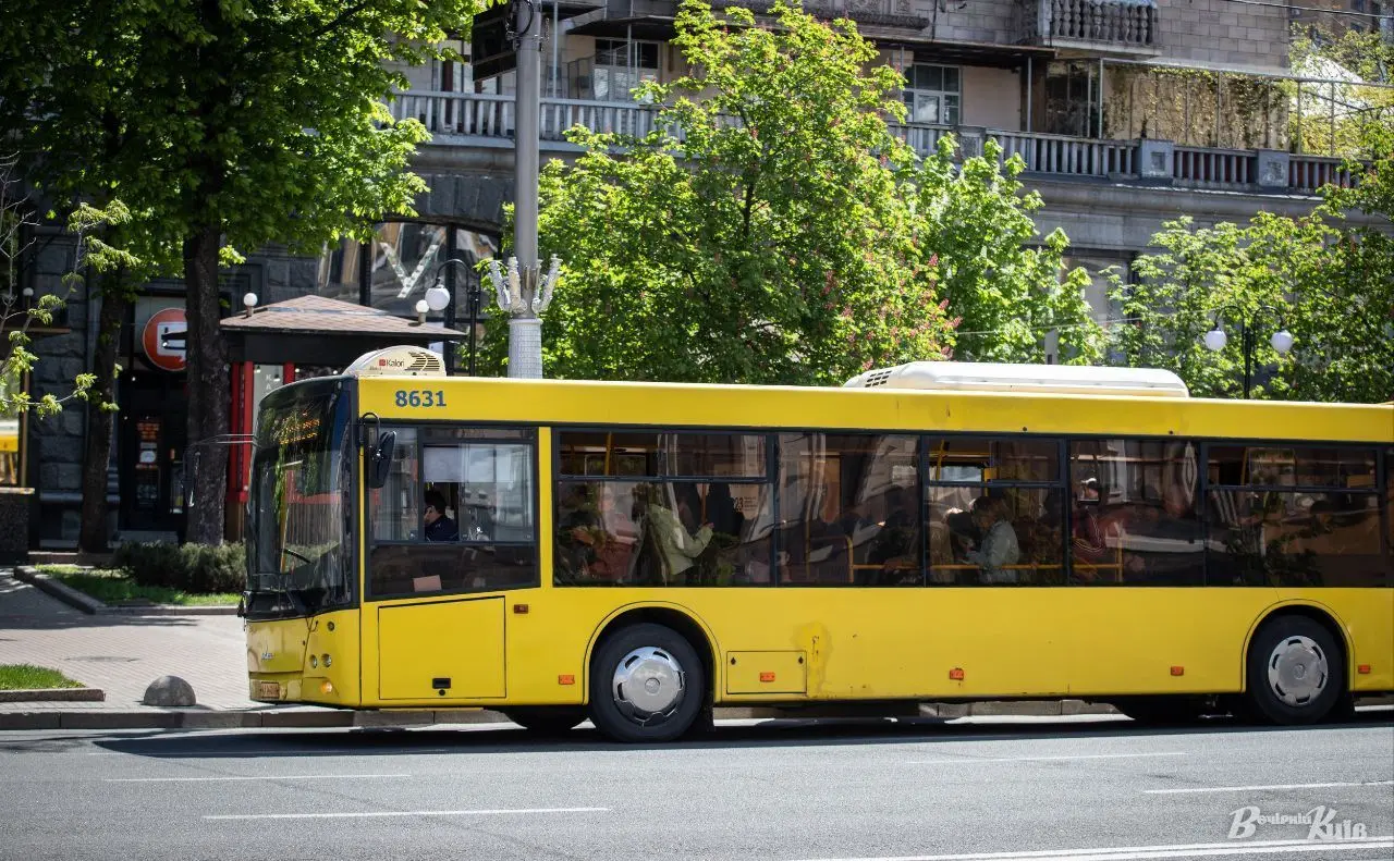 Через нічну атаку у столиці змінили маршрути чотири автобуси та тролейбус: деталі