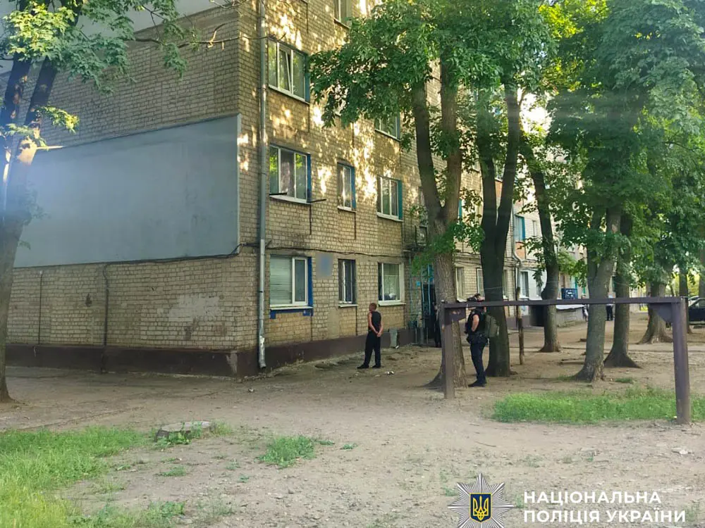 У Харкові чоловік утримував у квартирі двох жінок та погрожував їм ножем
