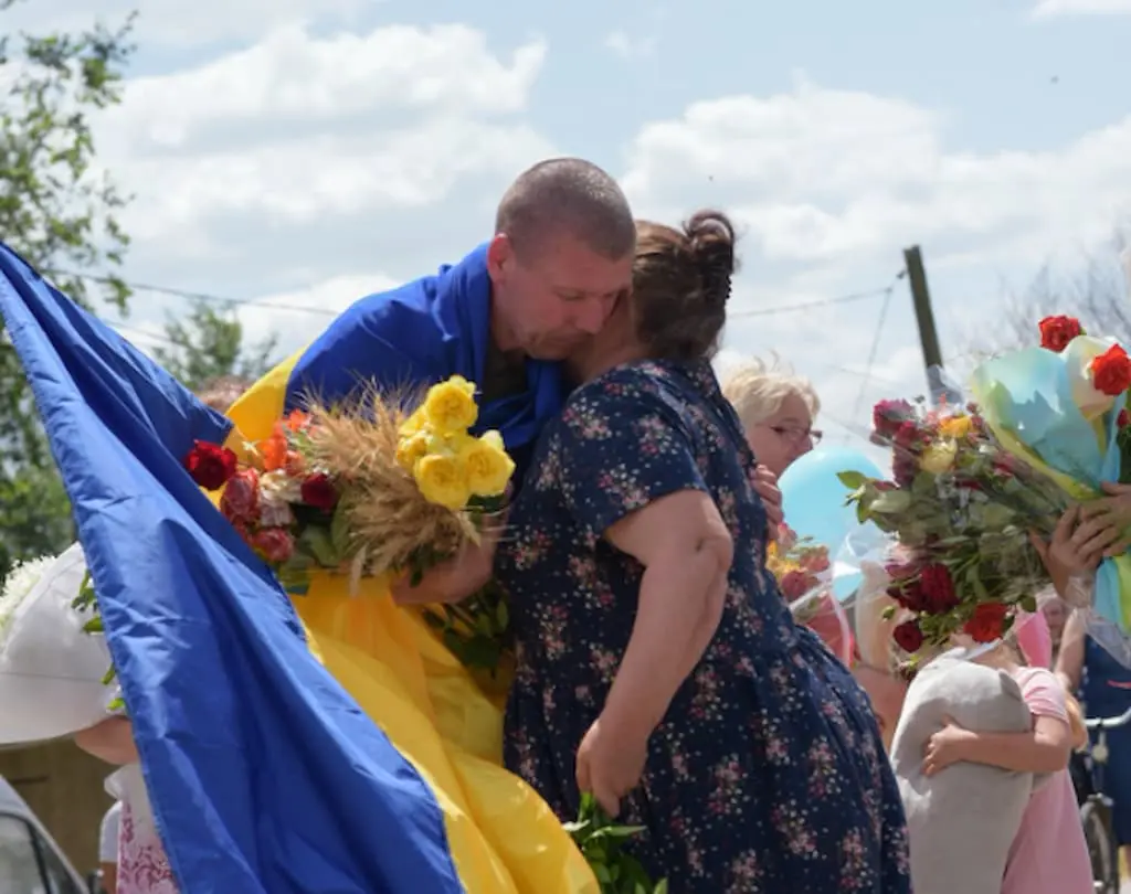 Повернувся з полону: громада Одещини зустріла земляка, який змінився до невпізнання