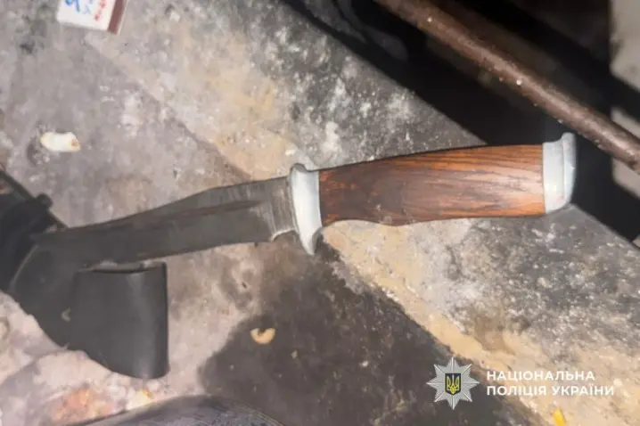 Вдарив ножем у шию: в Снячеві чоловік ледь не зарізав свого гостя