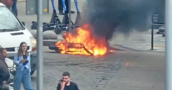 У центрі Львова під час руху зайнявся та згорів електросамокат