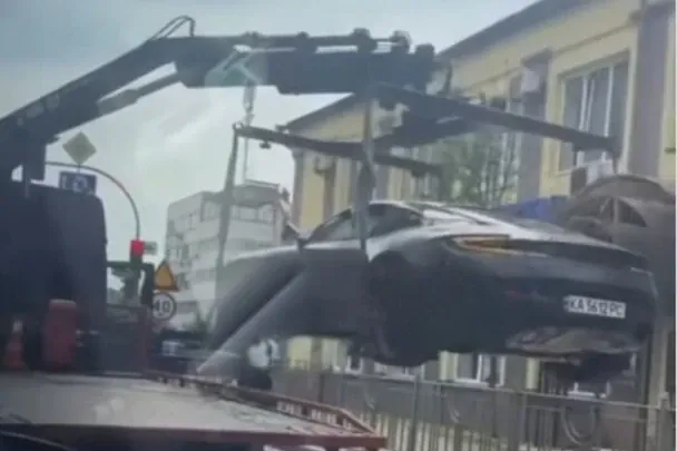 У Києві комунальник забрав на евакуатор авто за чверть мільйона доларів: Мережа відреагувала (відео)