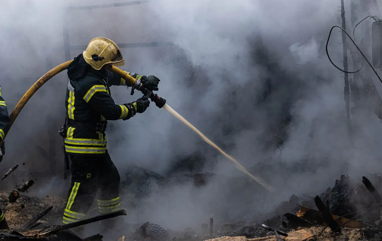 РФ вдарила по Шосткинській громаді: один постраждалий, пошкоджено медзаклад
