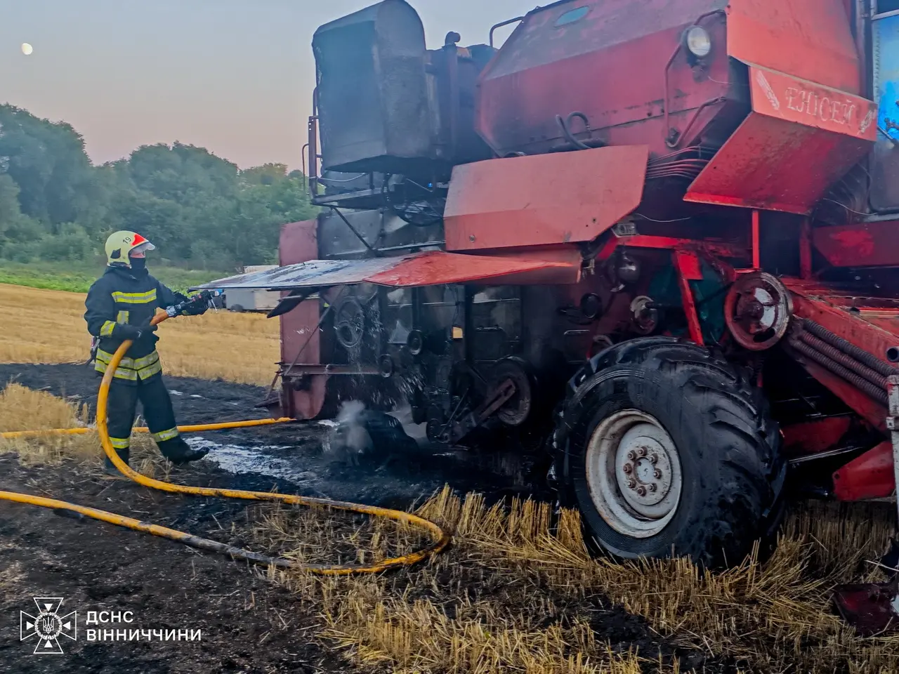 Під час збору врожаю в полі на Вінниччині загорівся комбайн