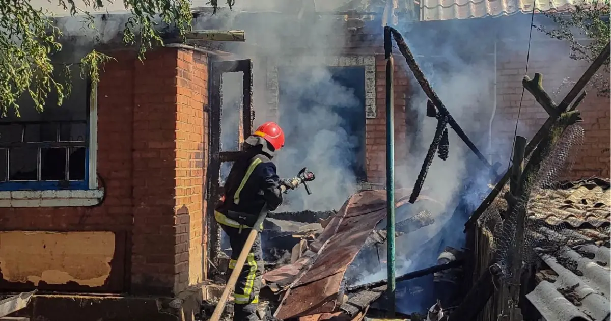 На Вінниччині “надзвичайники” врятували з палаючого будинку 82-річну жінку