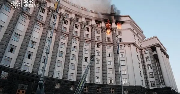 У Києві після російської атаки загорілась будівля Кабінету міністрів