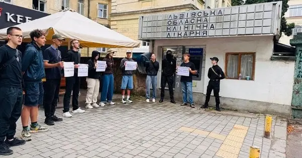 У Львові пікетували обласну лікарню з вимогою звільнити лікаря через зневагу до ветерана