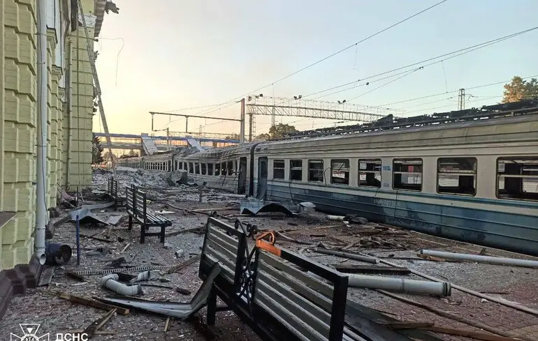 Наймасованіший обстріл Лозової: ДСНС показала фото наслідків 