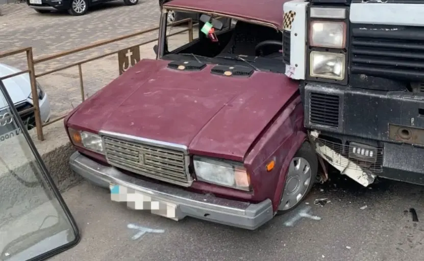У Вінниці на Київській вантажівка «притисла» ВАЗ до бордюру з парканом