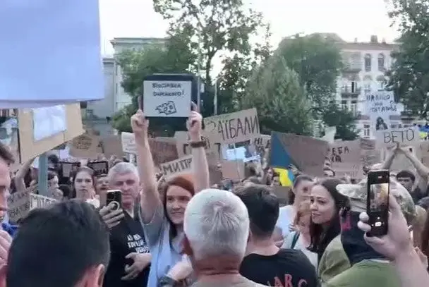 Безугла закликала до відставки головкома Сирського — в Раді відреагували