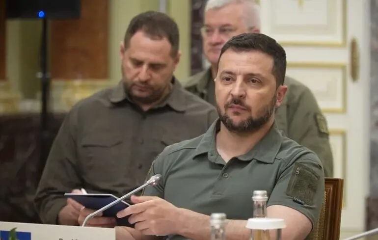 Зеленський на засіданні фракції «Слуги народу» заявив про намір балотуватись на наступних виборах – Politico