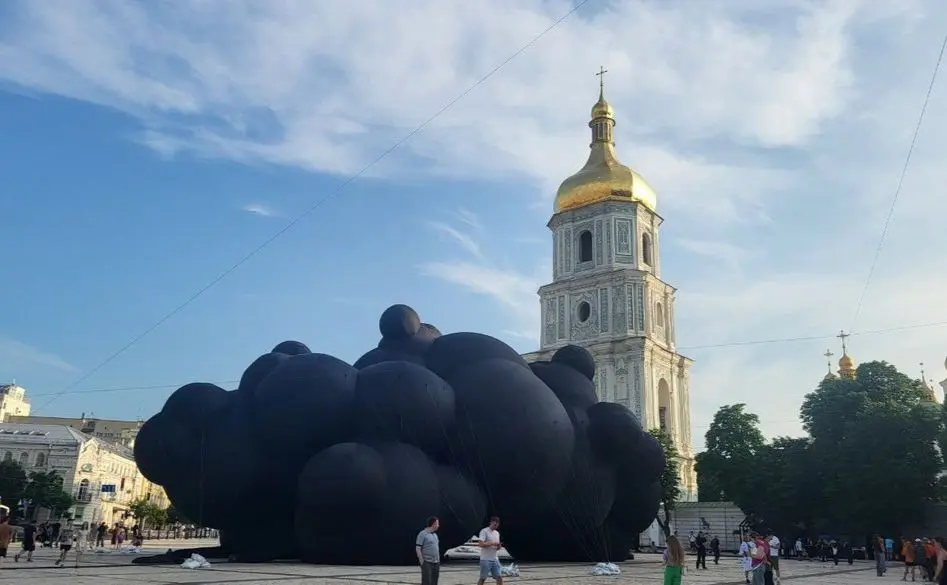 На Софіївській площі виставили скульптуру «Чорна хмара» — вона їде від України на Burning Man