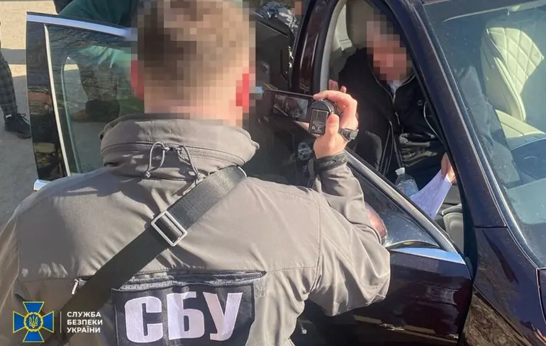 Посадовці Одеської міськради разом зі спільниками вкрали 2,1 млн грн, виділених на поховання військових