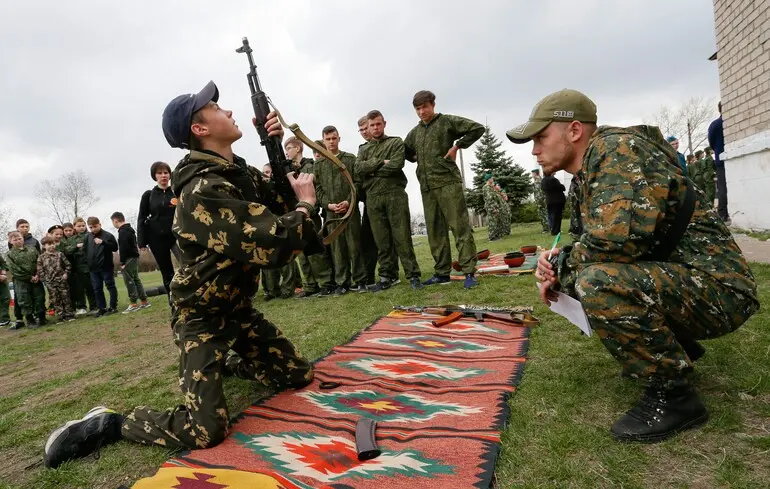 Росіяни роблять школи на окупованих територіях інструментом мілітаризації українських дітей