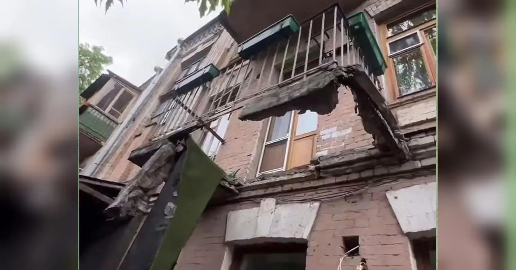 Не дрон і не ракета: у Києві обвалився балкон з американським режисером