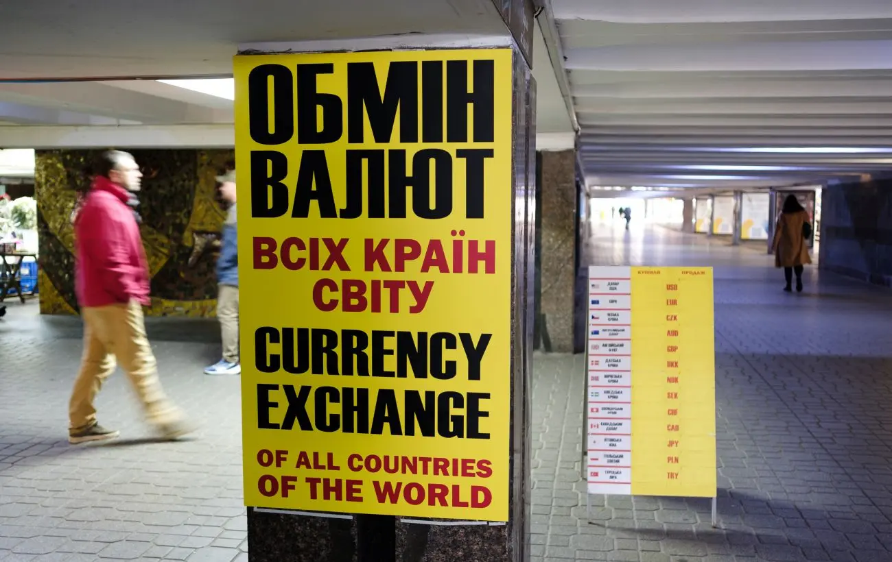 Долар подешевшав після зростання чотири дні поспіль
