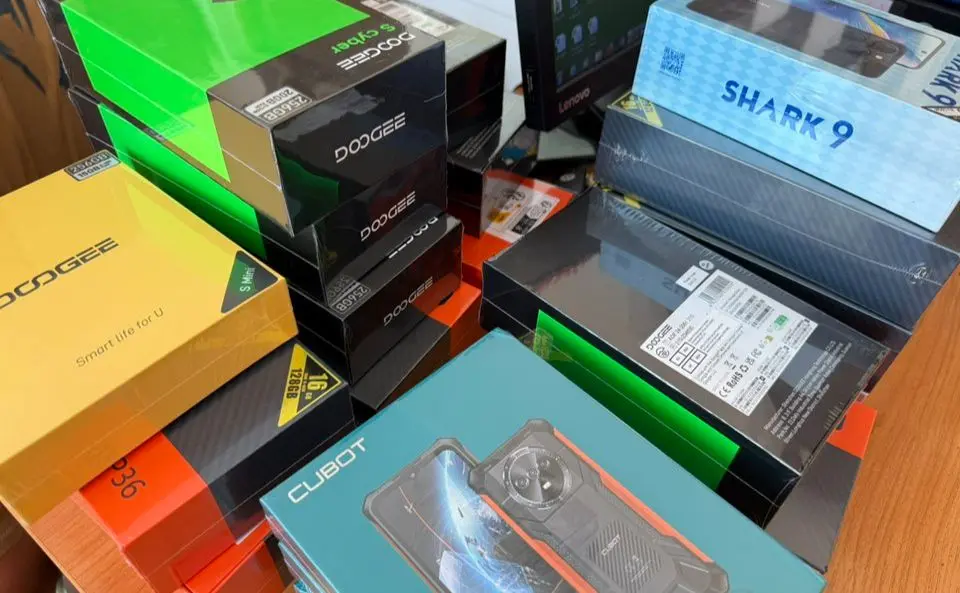 162 смартфони з незаконної пересилки Київська митниця передала військовим