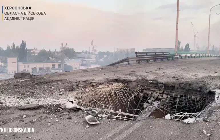 “Мертва зона” вздовж Дніпра: у ЗСУ пояснили, чому росіяни намагаються зруйнувати міст у Херсоні