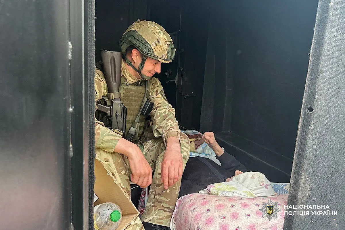 «Білі Янголи» врятували маломобільного дідуся з прифронтового села на Нікопольщині