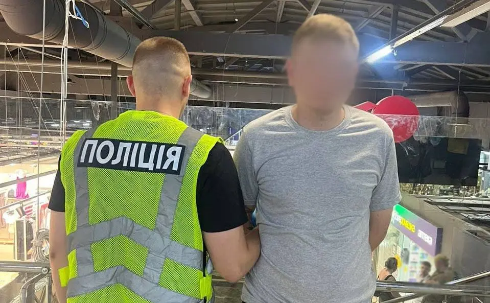 У ТРЦ Голосіївського району чоловік з ножем напав на відвідувача