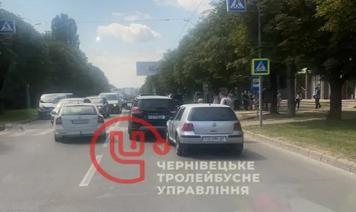 На вулиці Скальда у Чернівцях трапилася ДТП: є ускладнення в русі