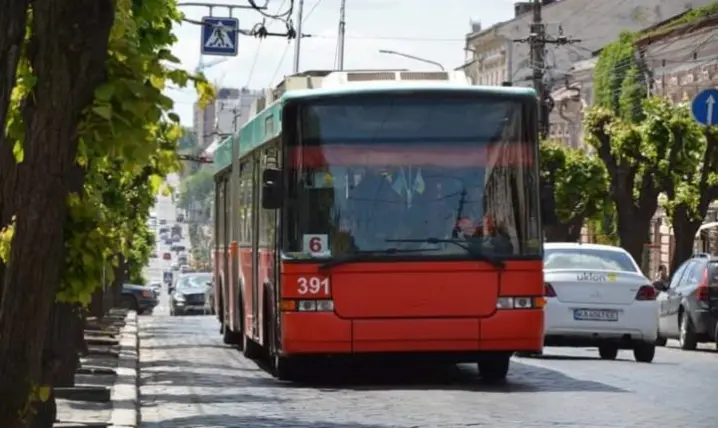 У Чернівцях щодня о 9-ій годині зупинятиметься увесь транспорт