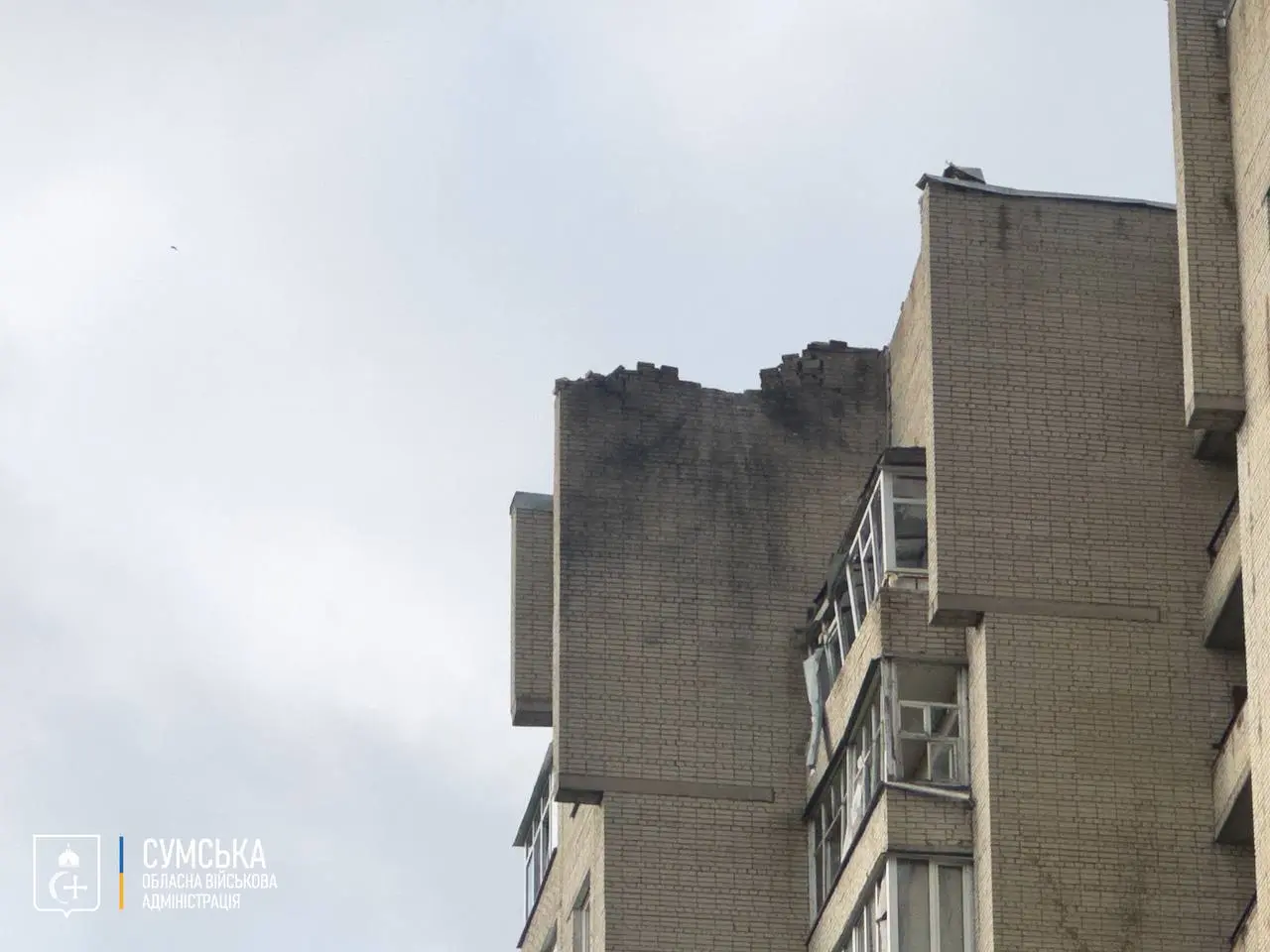 Россияне ударили дронами по предприятию и многоэтажке в Сумах