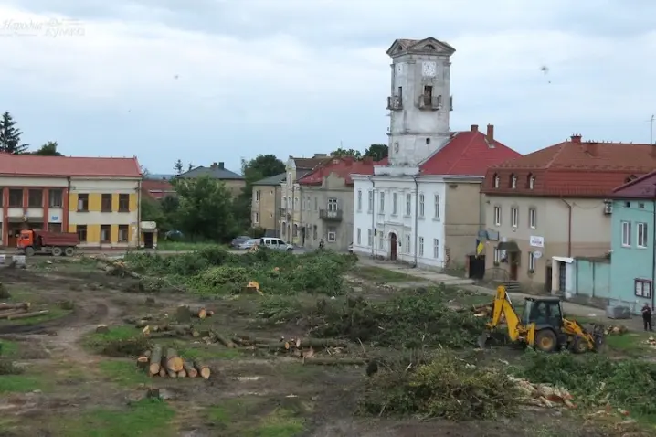 У передмісті Львова повністю вирізали центральний сквер. Мер пояснив, що 70 дерев були радянськими