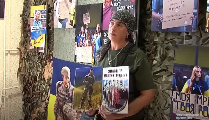 У Чернівцях відкриють фотовиставку «Ми їхні голоси» про родини військовополонених та зниклих безвісти»