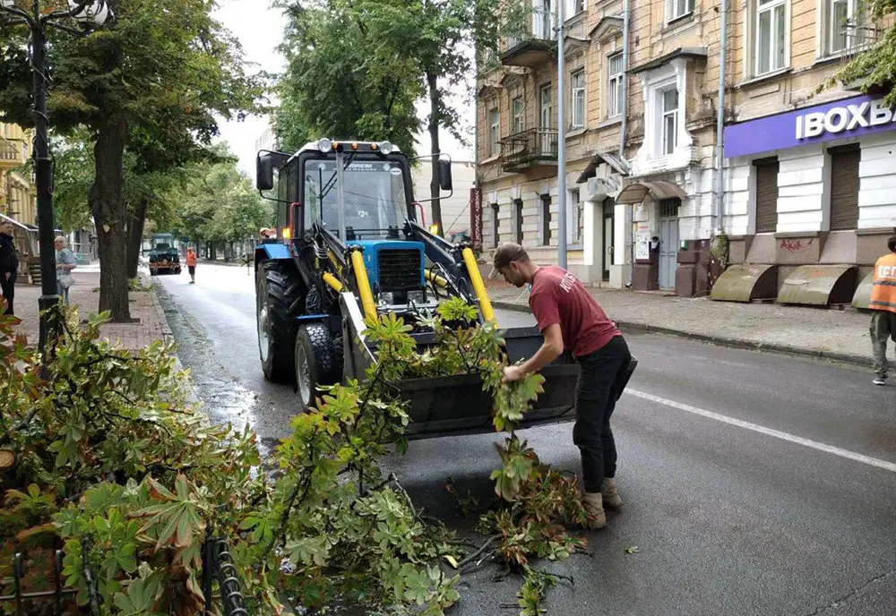 Внаслідок ранкового російського обстрілу в Харкові знову пошкоджені будівлі (фото)
