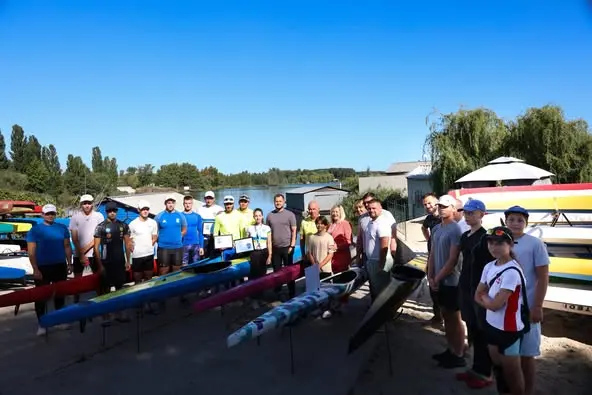Микола Калашник передав відділенню веслування «Центра олімпійської підготовки» сертифікат на 8 сучасних байдарок
